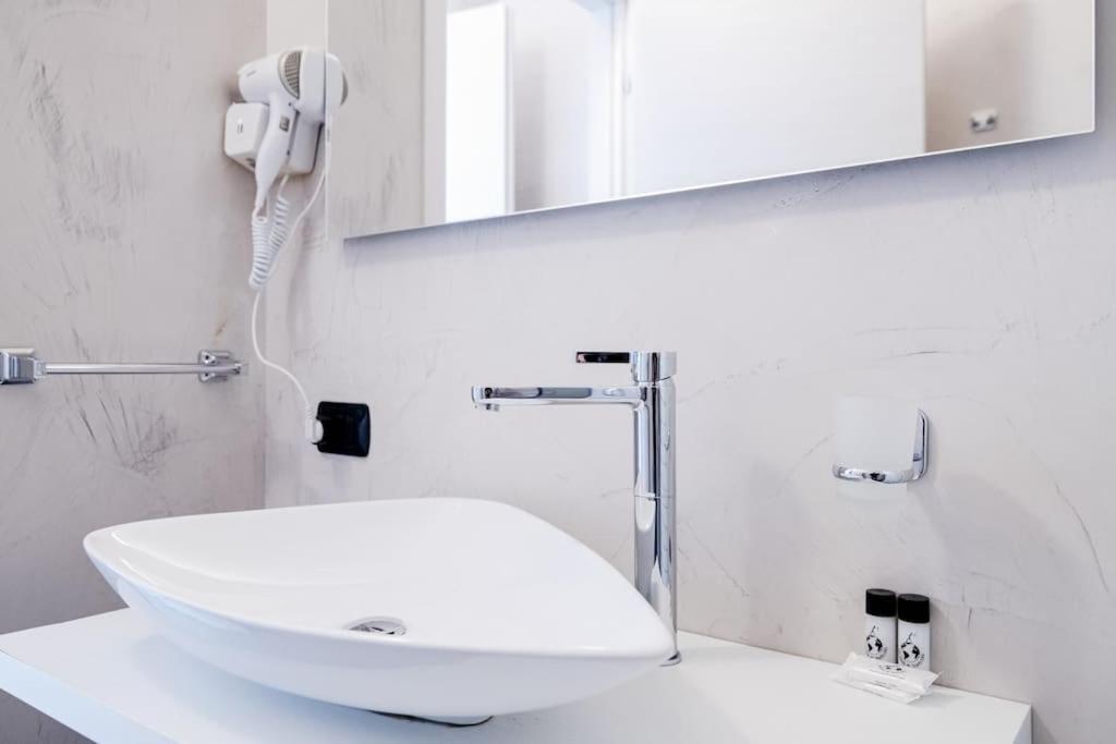 Apartament Be Happy - The House Of Travelers Como Zewnętrze zdjęcie